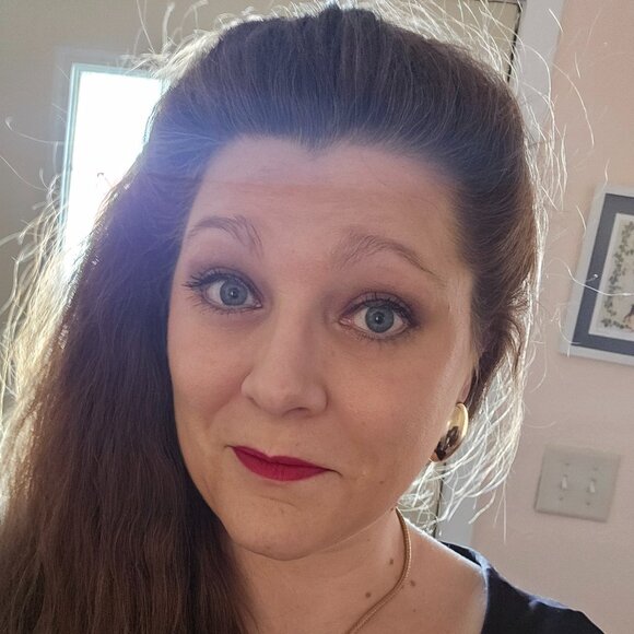 Meet your Posher, Amber - Picture 2 of 3